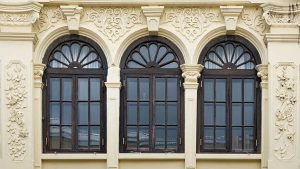 پنجره با عناصر کلاسیک