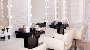 دکوراسیون آرایشگاه زنانه سفید و سیاه